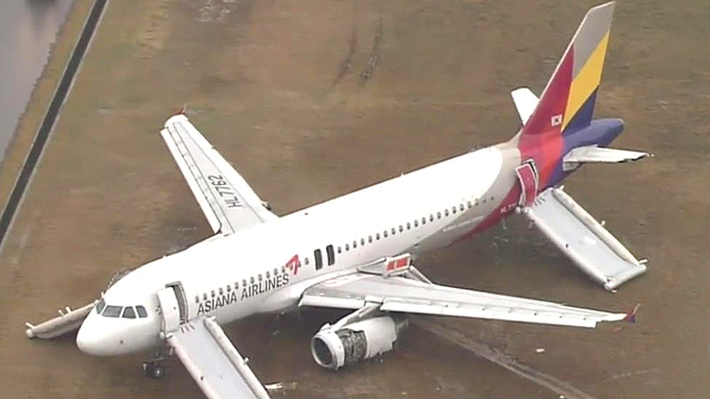 일본 히로시마공항에 착륙하다 활주로를 벗어난 아시아나항공 여객기(162편)
