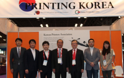 대한인쇄문화협회와 한국 인쇄업체 관계자들이 한국 부스에서 기념촬영을 했다. 대한인쇄문화협회 조정석 회장(사진 가운데)이 이번 도서전 참여를 이끌고 있다.