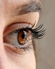 건조한 눈, 각막 손상 방치하면 시력 저하로 이어진다