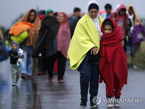 버스로 헝가리에서 오스트리아로 이동한 난민들