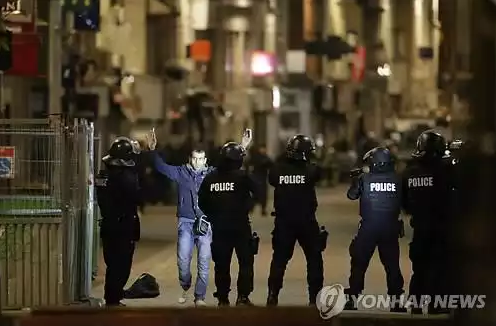 프랑스 경찰이 파리 북부 외곽 생드니에서 18일(현지시간) 파리 연쇄테러 총책으로 알려진 압델하미드 아바우드(27)에 대한 검거작전을 벌이고 있다.