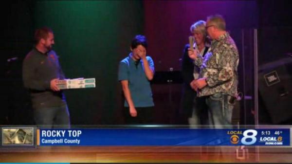 팁으로 1,400달러를 받고 감격에 눈물을 흘리는 세 아이 엄마 피자 배달부 마틴