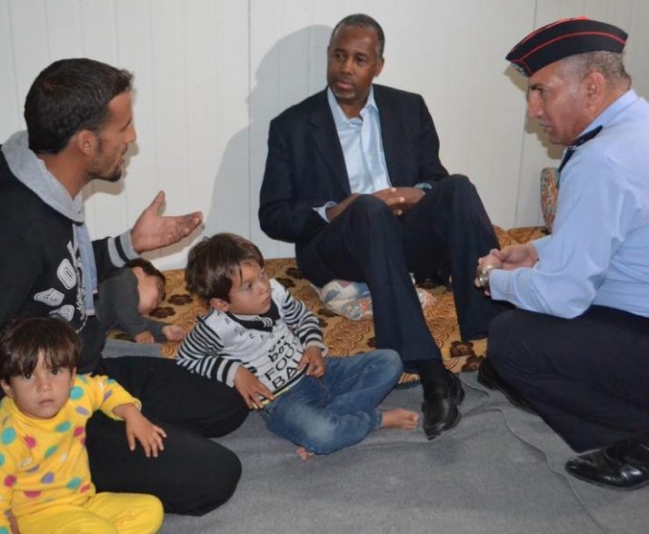 요르단 시리아 난민촌을 찾아 난민들과 대화하고 있는 벤 카슨