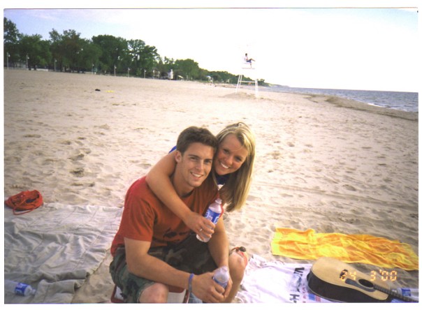 해변에서 즐거운 한 때를 보내고 있는 블랙번 목사 부부의 이전 모습