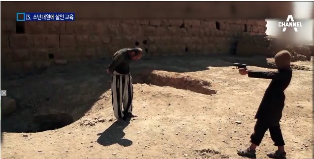 9세 이하로 보이는 소년 대원이 총으로 포로를 살해하는 실습을 하는 모습