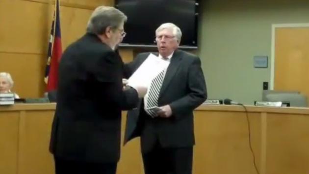 성경이 아닌 헌법 사본을 손에 들고 선서하고 있는 노스캐롤라이나주 프랭클린시의 밥 스콧 시장