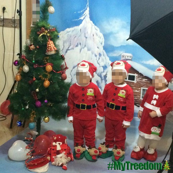 이란 마잔다란주에서 몰래 성탄절을 기념하고 있는 아이들.