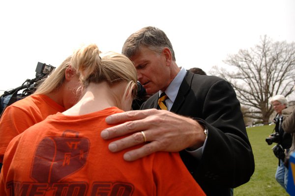 기도하는 프랭클린 목사