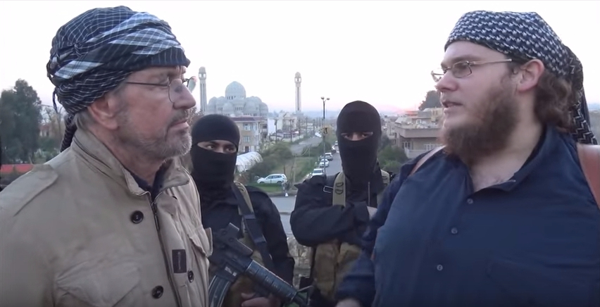 IS 대원들과 대화하고 있는 위르겐 토덴회퍼 기자