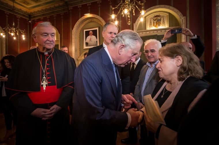 박해를 피해 피신한 이라크 시리아 난민들을 만나고 있는 찰스 왕세자