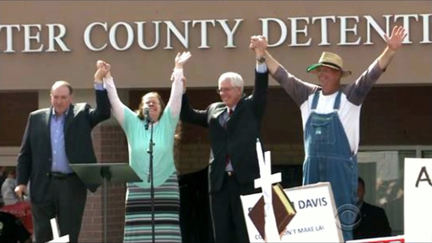 감옥에서 석방된 후 환호하고 있는 킴 데이비스와 지지자들