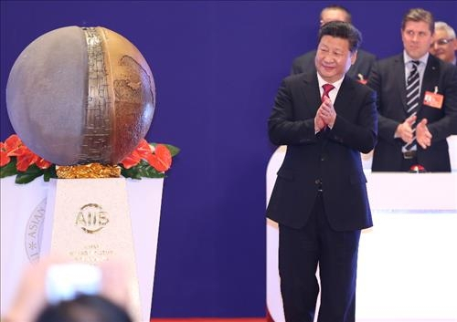 16일 오전 베이징 댜오위타이 국빈관에서 열린 AIIB 개소식에서 시진핑 국가주석이 상징 조형물을 제막한 뒤 박수를 치고 있다.