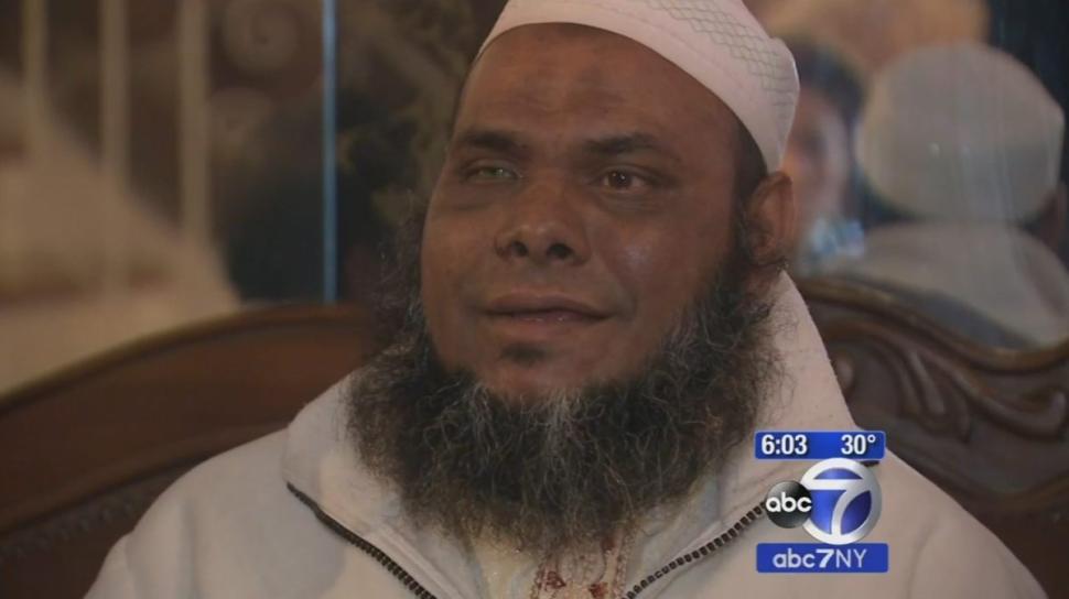 "ISIS"라고 외치는 IS 추종자 추정 괴한 2명에 의해 폭행당한 행인. 눈에 멍이 들어 있다.