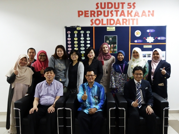 세종사이버대학교 외식창업프랜차이즈학과 이희열 교수(앞줄 왼쪽 첫 번째)와 말레이시아 이슬람 과학 대학교 관계자들이 기념촬영을 하고 있다. 