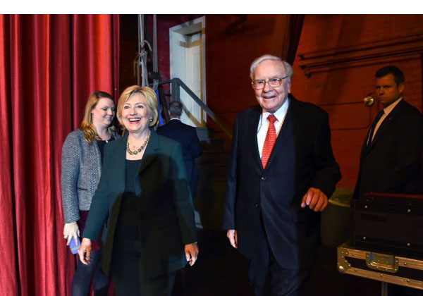 워런 버핏의 지지를 이끌어낸 힐러리 클린턴이 환하게 웃고 있는 모습