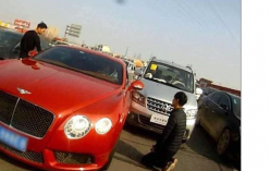 벤틀리 차량과 접촉사고 후 무릎을 꿇은 중국의 한 운전자