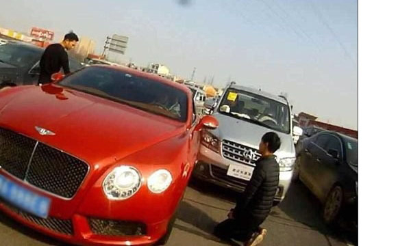 벤틀리 차량과 접촉사고 후 무릎을 꿇은 중국의 한 운전자
