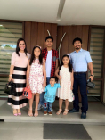 가족들과 함께 교회에 가는 파퀴아오의 모습