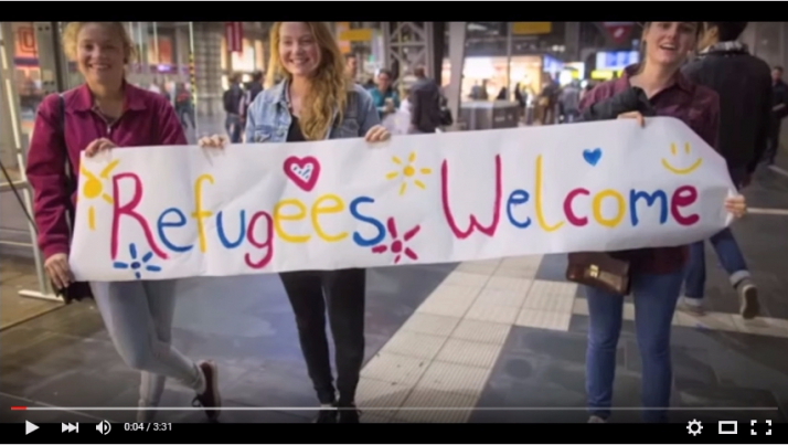 난민들을 환영한다는 유럽 소녀들. 하지만 무슬림 난민들의 이들을 대상으로 한 성폭력이 계속되고 있다. 