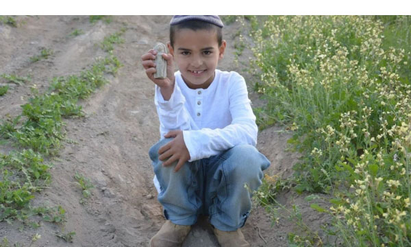 친구들과 놀다가 3천500년 전의 희귀 유물을 발견한 7세 소년