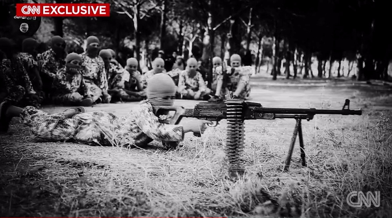 IS의 어린이 대원 군사훈련 장면