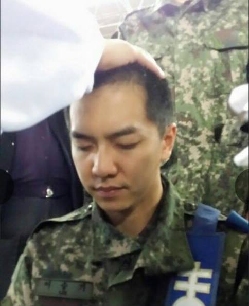 세례를 받고 있는 이승기