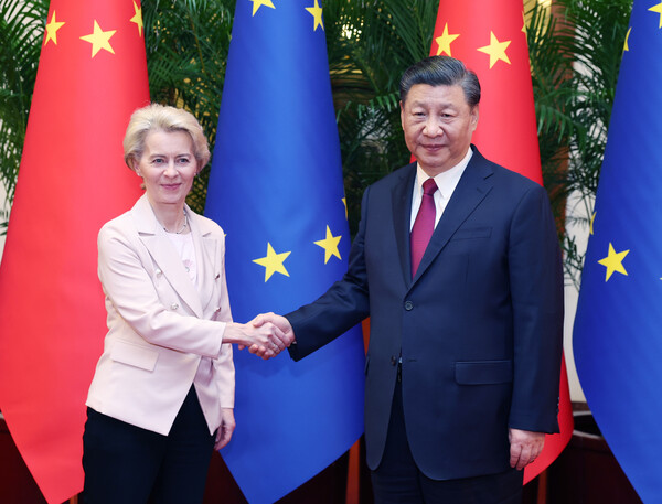 중국에서 마크롱 대통령 환대 속 푸대접 받은 유럽 집행위원장