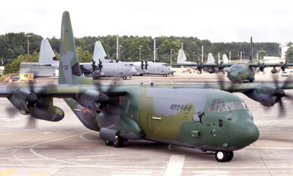 공군 C-130J 수송기