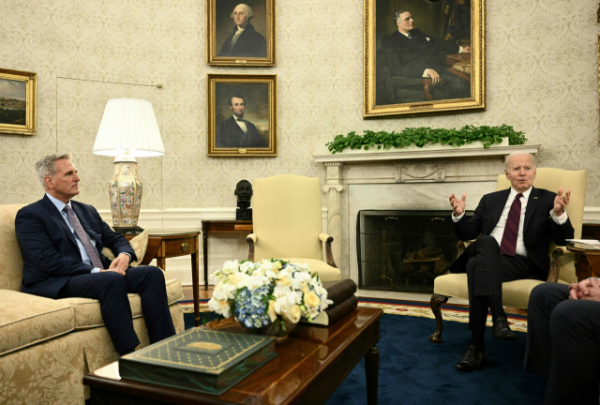 바이든 대통령이 상하원 양당 대표와 부채한도 상향을 위해 회동하고 있다.