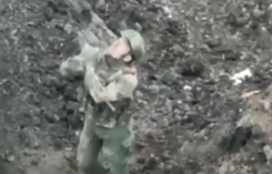 드론에 x표시를 하고 있는 러시아 병사