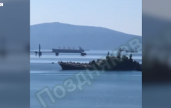 심하게 기울어져 예인되고 있는 러시아 함정