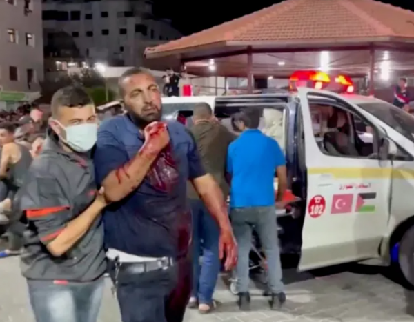 이스라엘 공군의 폭격으로 부상당한 사람이 병원으로 이송되고 있다. 