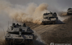 이스라엘 탱크가 가자지구로 돌진하고 있다.