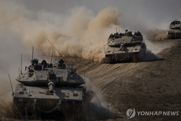 이스라엘 탱크가 가자지구로 돌진하고 있다.