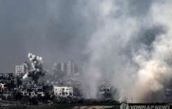 폭격으로 인해 연기 뒤덮인 가자지구