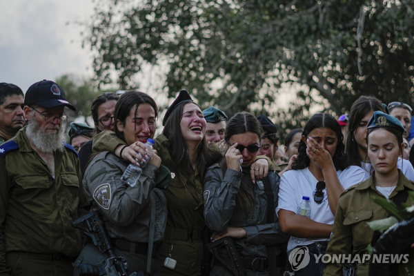 하마스 테러 희생자 장례식서 슬퍼하는 이스라엘 추모객들