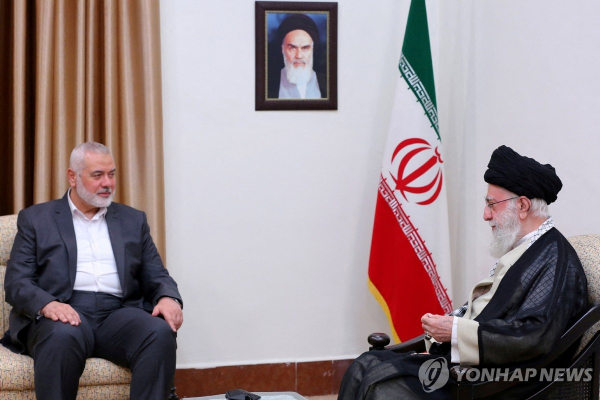 하메네이 이란 최고지도자(오른쪽)와 하마스 정치지도자 하니예(왼쪽)