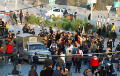 가자지구와 이집트의 라파 국경 검문소 앞에서 취지진들이 인질석방을 기다리고 있다.