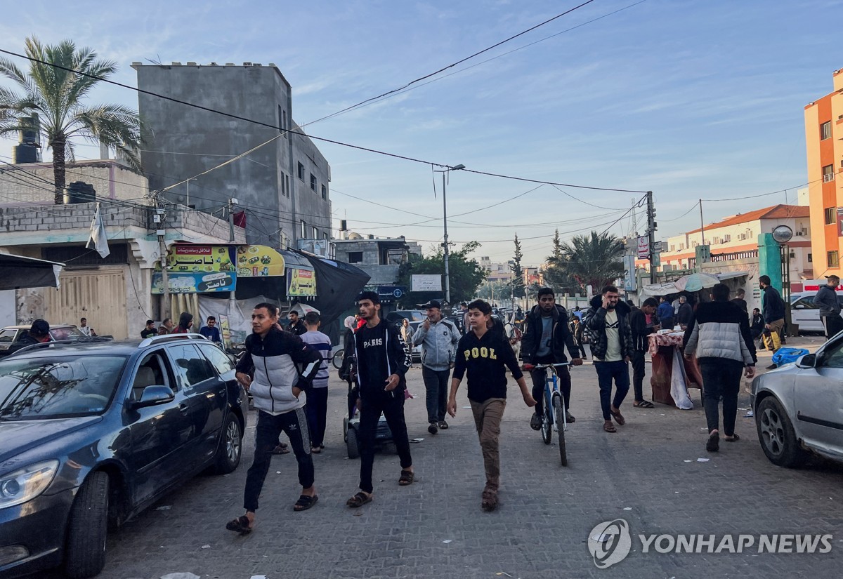 24일(현지시간) 휴전 발효된 첫날 거리를 안전하게 걷는 팔레스타인 가자지구 주민들