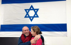 25일 하마스 포로에서 풀려난 이스라엘 소녀 8살 에밀리와 기뻐하는 그의 아버지