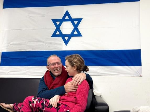 25일 하마스 포로에서 풀려난 이스라엘 소녀 8살 에밀리와 기뻐하는 그의 아버지