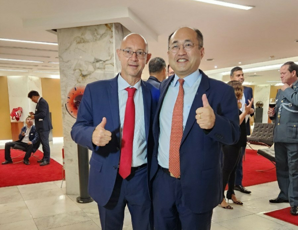 상파울루주 '한글의 날' 법안 발의한 파울루 주의원(좌)과 황인상 총영사(우)