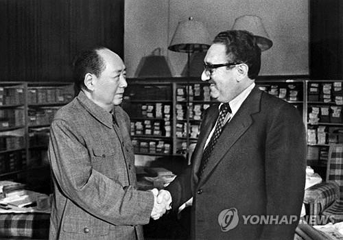 1973년 11월 베이징에서 마오쩌둥과 악수하는 키신저