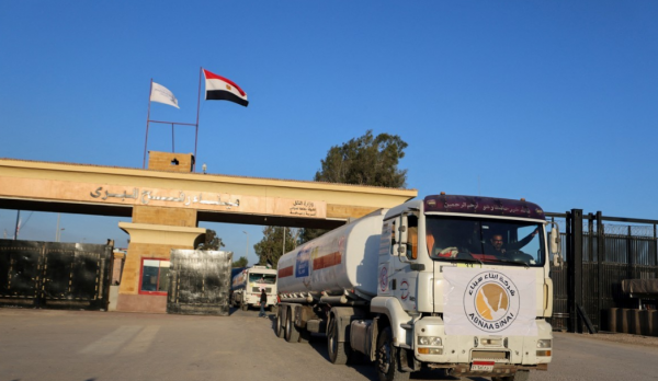 이집트 라파 국경 검문소를 통해 가자지구로 진입하는 구호품 트럭