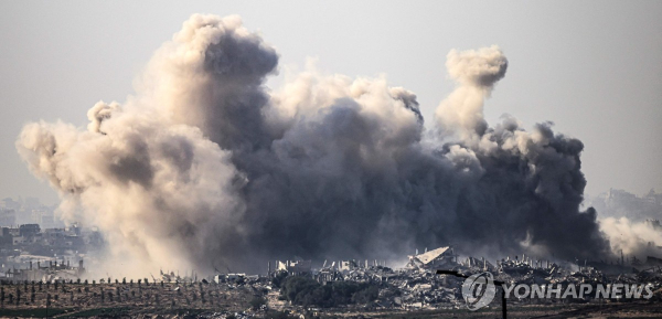 2일(현지시간) 팔레스타인 가자지구에 이스라엘의 공습으로 연기가 피어오르는 모습