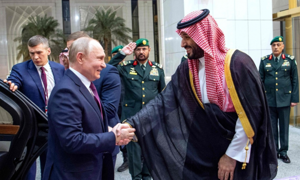 사우디 왕세자와 악수하는 푸틴