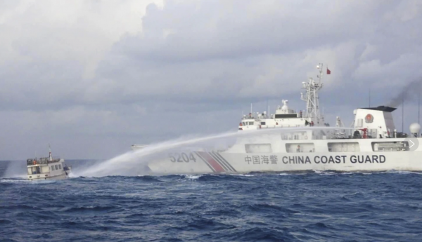 중국 해결 필리핀 보급선에 물대포
