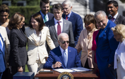반도체법 서명하는 조 바이든 미국 대통령