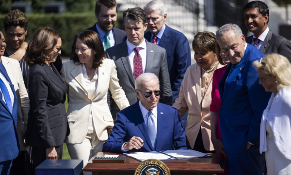 반도체법 서명하는 조 바이든 미국 대통령