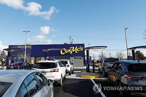 맥도날드 '투고' 전문매장 '커즈믹스' 1호점 주문창구에 줄을 늘어선 차량들